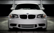 Большие глаза белого BMW 1 series